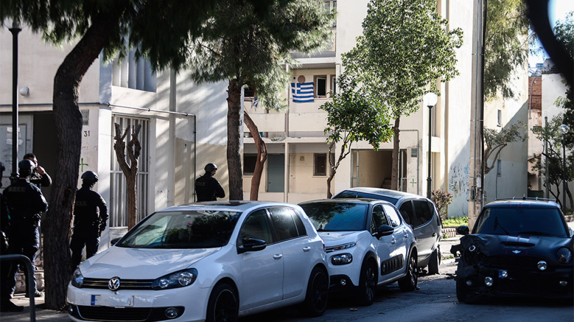 Έφοδος των ΕΚΑΜ στο σπίτι του ταμπουρωμένου Ρομά - Δείτε βίντεο