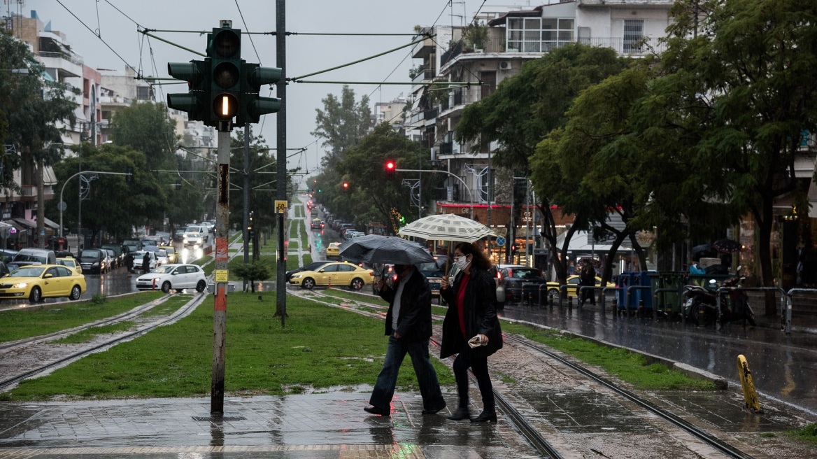 Καιρός: Βροχές στα δυτικά και στα Δωδεκάνησα - Πέφτει κι άλλο η θερμοκρασία