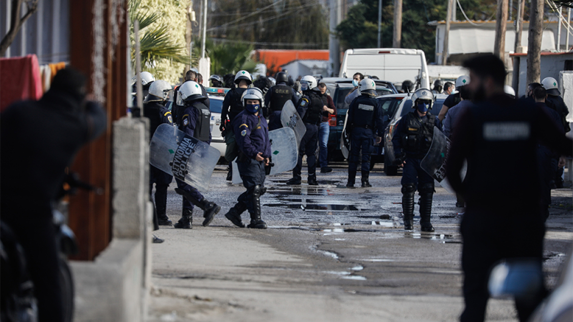 Μέγαρα: Εφοδος των ΕΚΑΜ στον καταυλισμό των Ρομά