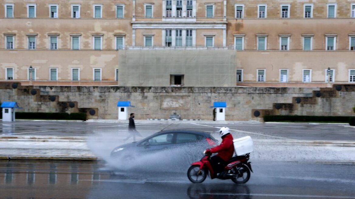 Καιρός: Ισχυρές βροχές και καταιγίδες με πυκνές χιονοπτώσεις στα ορεινά