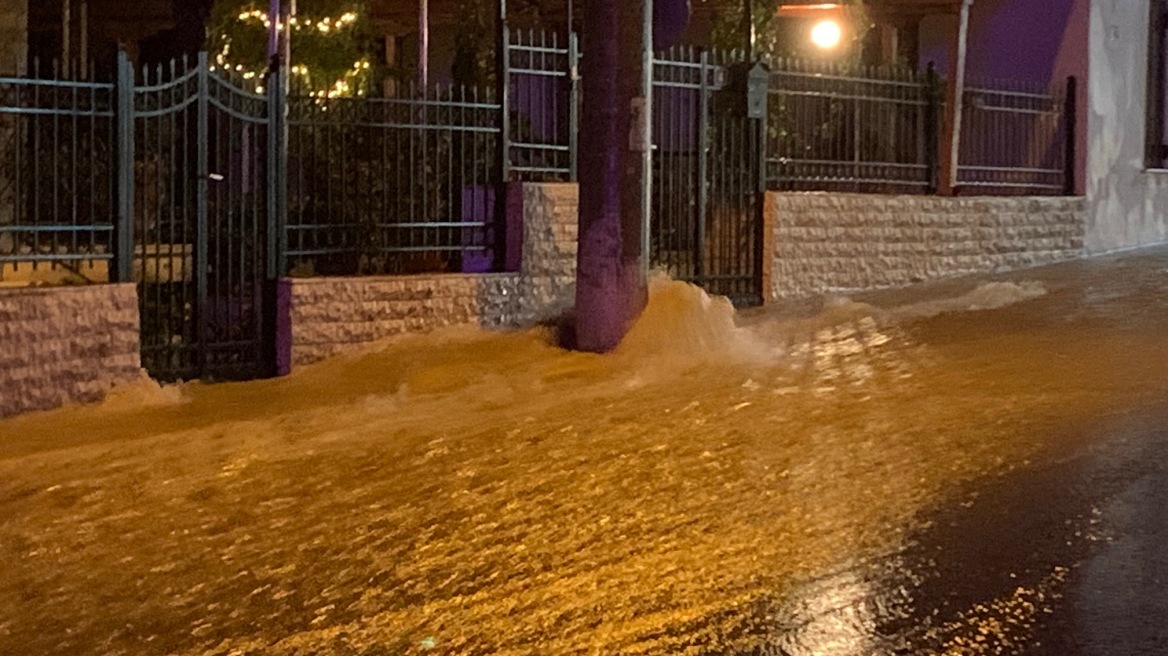 Πλημμύρισαν δρόμοι στο Μενίδι - Κατέρρευσαν δέντρα στα βόρεια προάστια