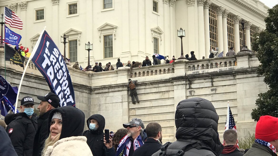 Χάος στις ΗΠΑ: Εκκενώνονται από την αστυνομία κτίρια του Κογκρέσου 