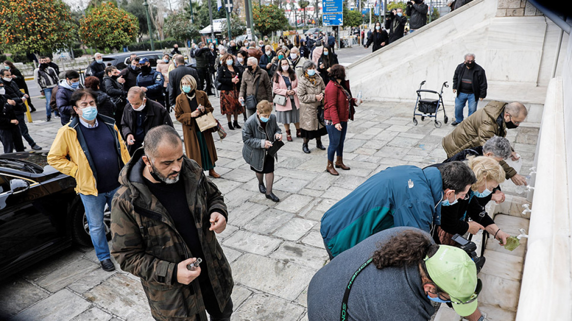 «Άλλαξαν τα Φώτα» στο lockdown τα Θεοφάνια: Oυρές για τον Αγιασμό, κόντρες κορυφής για το συνωστισμό