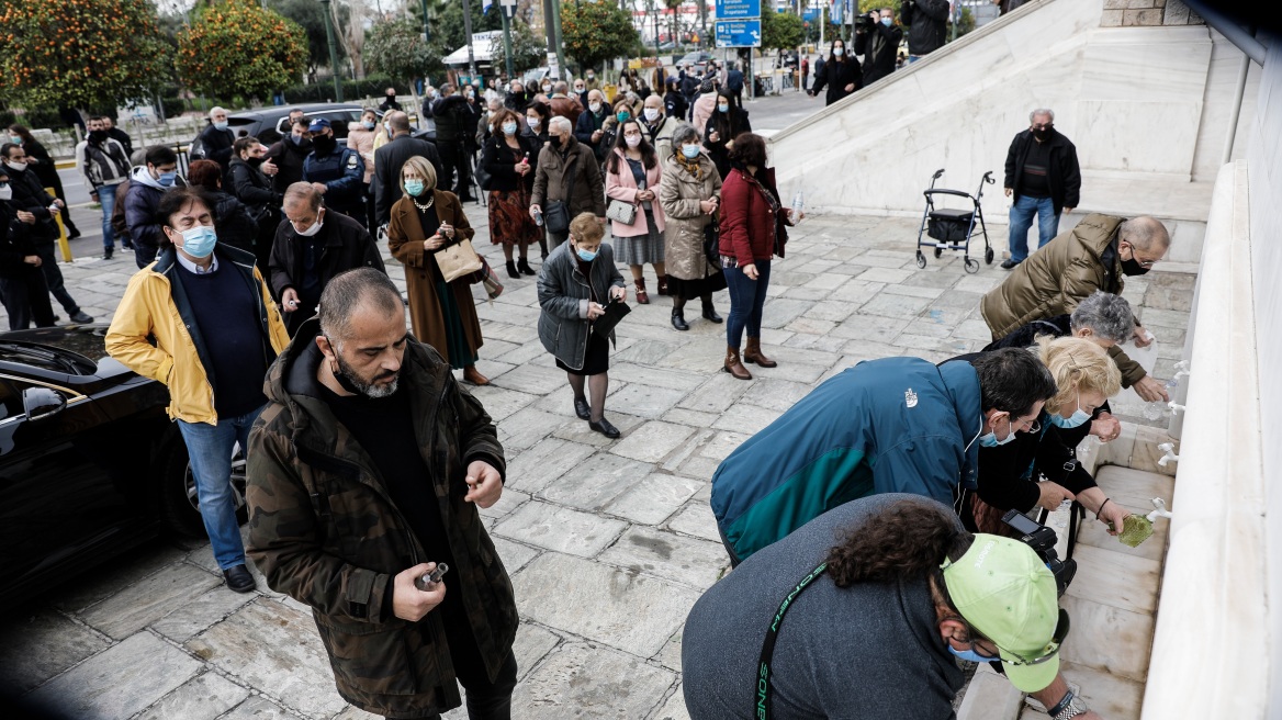 Θεοφάνια: «Παρατράγουδα», πρόστιμα, συνωστισμός, αλλά η Εκκλησία δεν «είδε» κίνδυνο για τη δημόσια υγεία