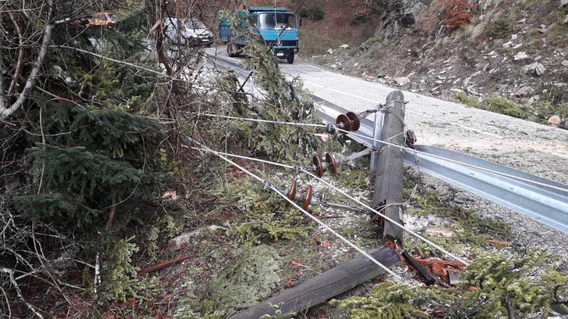 Τρίκαλα: Black out τα ξημερώματα - Έσπασαν κολόνες της ΔΕΗ