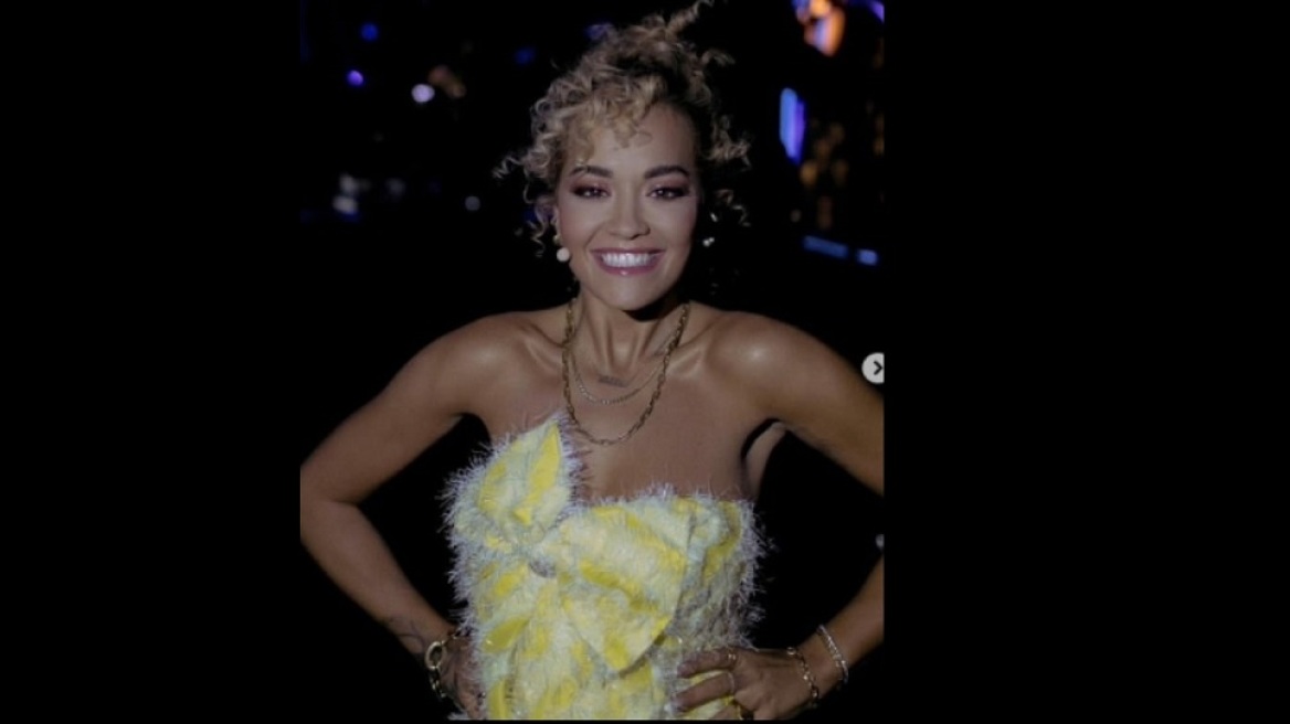  Η Rita Ora βγαίνει από την… καραντίνα και ποζάρει με ένα κίτρινο μίνι φόρεμα