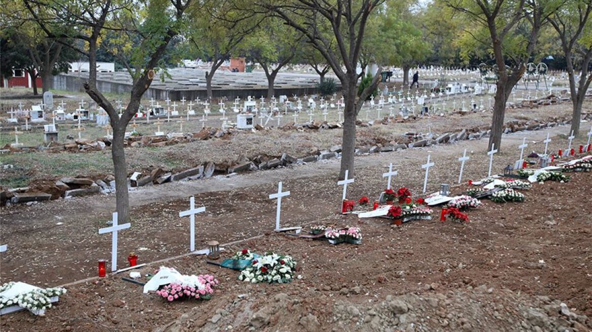 Κορωνοϊός - Θεσσαλονίκη: Συγκλονιστικό βίντεο από τα νεκροταφεία της πόλης - Αμέτρητοι οι τάφοι για τα θύματα της πανδημίας