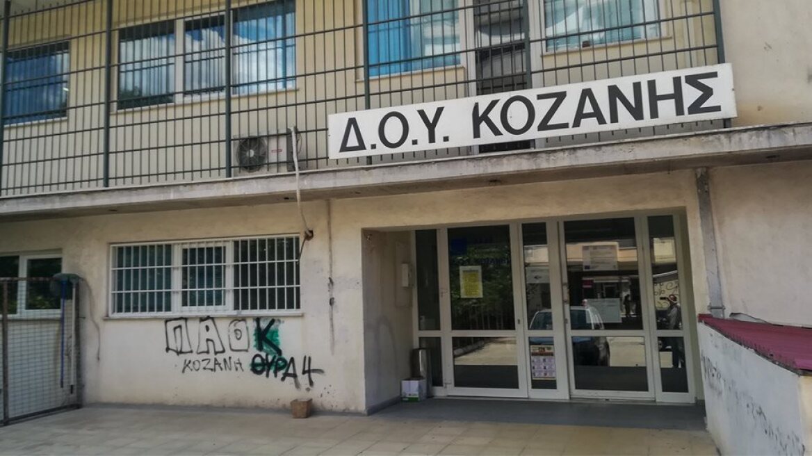 Κοζάνη: Συγκλονίζει η 60χρονη που έχασε το μάτι της από την επίθεση με τσεκούρι στη ΔΟΥ