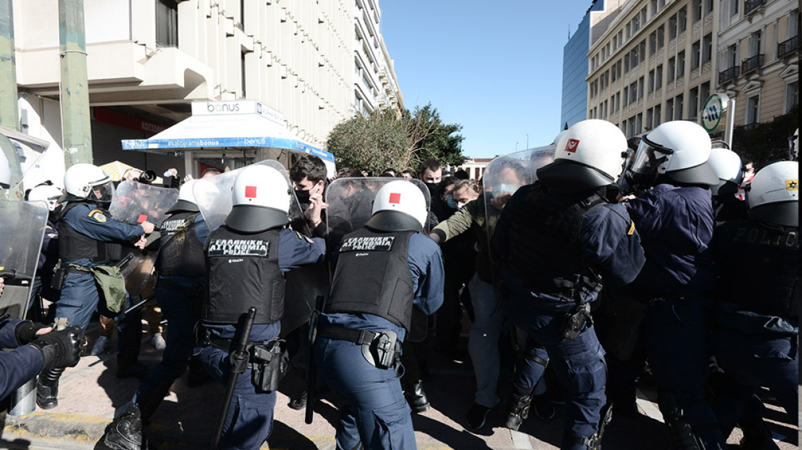 Επεισόδια φοιτητών-αστυνομικών σε συγκέντρωση αριστερών παρατάξεων στα Προπύλαια