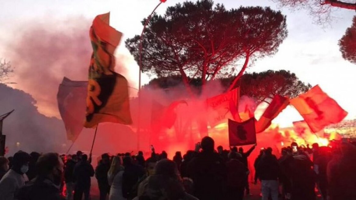 «Χαμός» από τους φίλους της Ρόμα έξω από το προπονητικό κέντρο