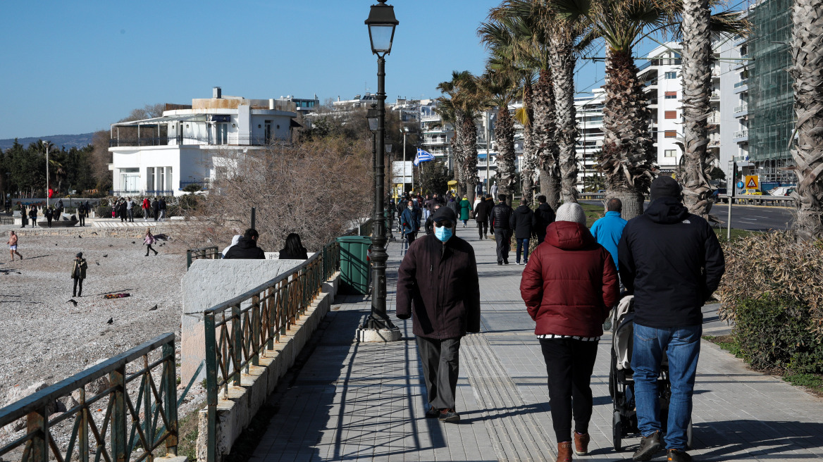 Εκατοντάδες Αθηναίοι αψήφησαν τον «Λέανδρο» και βγήκαν για βόλτα στο Φλοίσβο