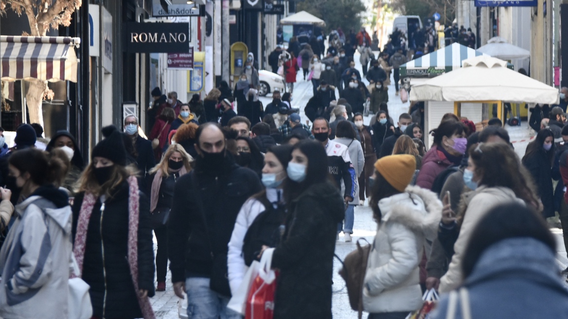 Λιανεμπόριο: Μεγαλώνουν οι ουρές στην Ερμού - Τι προτιμούν οι καταναλωτές (φωτό)