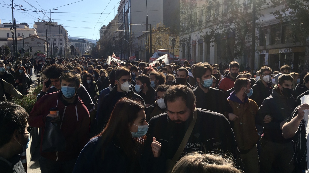 Πορεία φοιτητών στο κέντρο της Αθήνας κατά της αστυνομίας στα Πανεπιστήμια