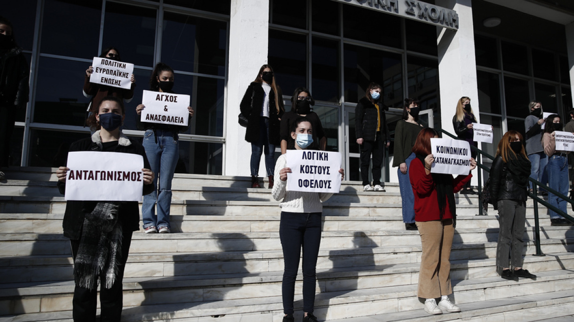 Φοιτητική διαμαρτυρία στο ΑΠΘ: «Σπάμε τη σιωπή» κατά των σεξουαλικών παρενοχλήσεων