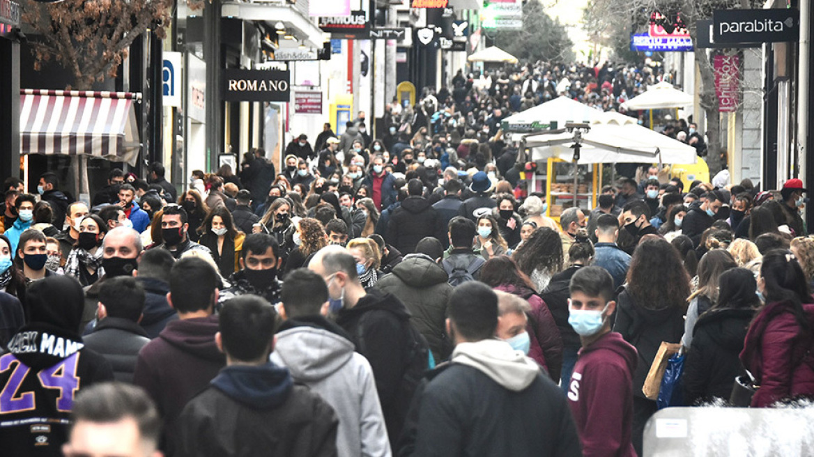 Λιανεμπόριο - Αδιανόητες εικόνες στην Ερμού: «Πλημμύρισε» από κόσμο - «Μάχη» για να τηρηθούν αποστάσεις και μέτρα