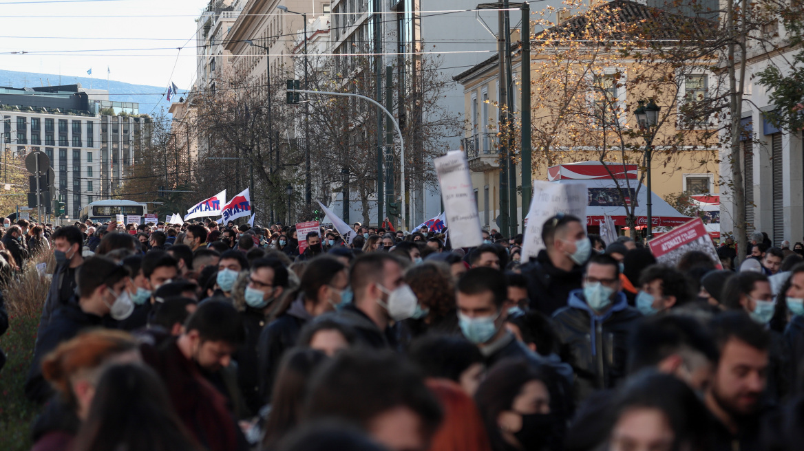 Σύγκρουση ΝΔ - ΣΥΡΙΖΑ για τις εικόνες συνωστισμού στο πανεκπαιδευτικό συλλαλητήριο