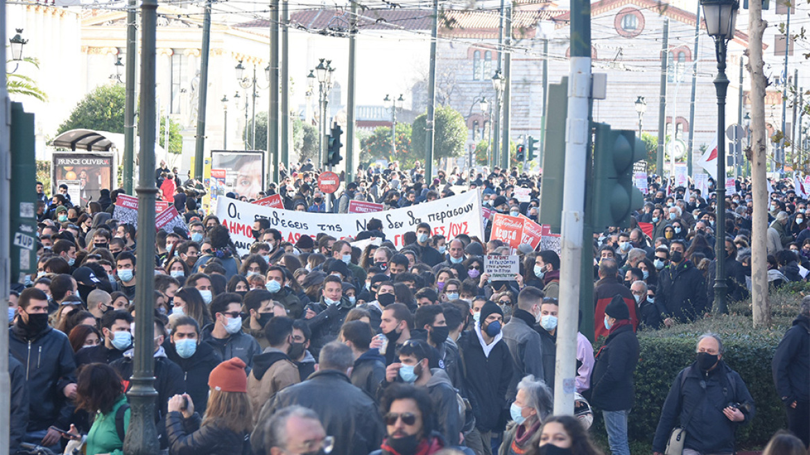 Πανεκπαιδευτικό συλλαλητήριο στα Προπύλαια παρά την απαγόρευση - Εικόνες απίστευτου συνωστισμού