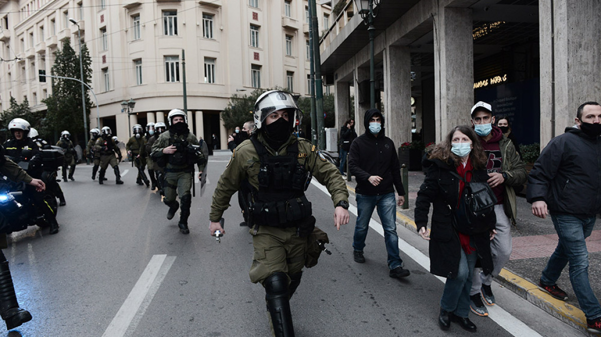 Επεισόδια και χημικά στη συγκέντρωση για τον Κουφοντίνα στο κέντρο της Αθήνας - Δείτε βίντεο