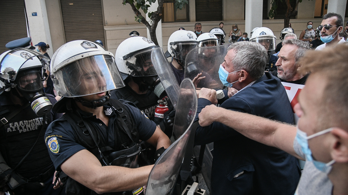 Στον πρόεδρο της ΠΟΕΔΗΝ η πρώτη δίωξη για τις πορείες – Ξεκίνησε η εφαρμογή του νόμου για τις συναθροίσεις