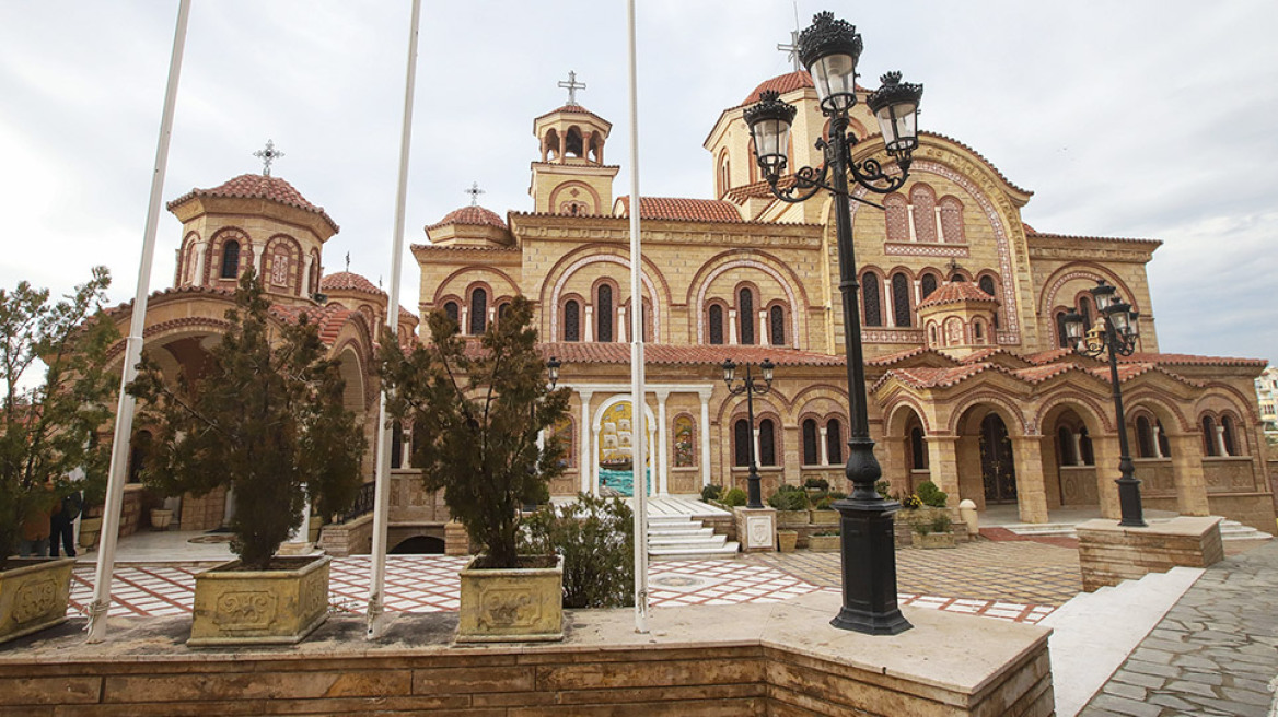 Συναγερμός στη Θεσσαλονίκη: Μπαράζ ελέγχων για τις επαφές του 36χρονου ιερέα – Μετείχε σε θεία λειτουργία και κοινωνία