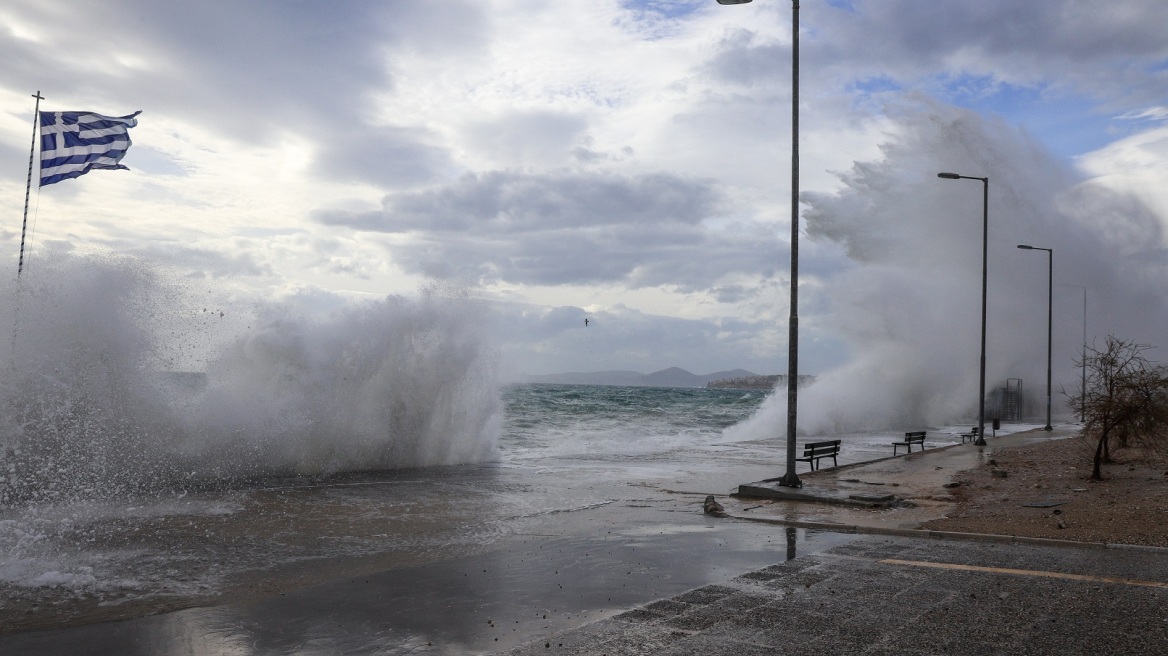 Καιρός: Επιδείνωση με ισχυρές βροχές σε όλη τη χώρα και θυελλώδεις νότιους ανέμους μέχρι 9 μποφόρ