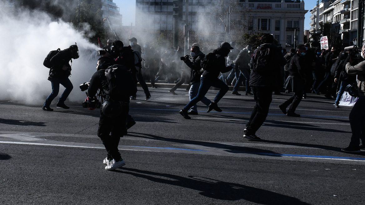 Επεισόδια στο πανεκπαιδευτικό συλλαλητήριο στο κέντρο της Αθήνας - Δείτε βίντεο