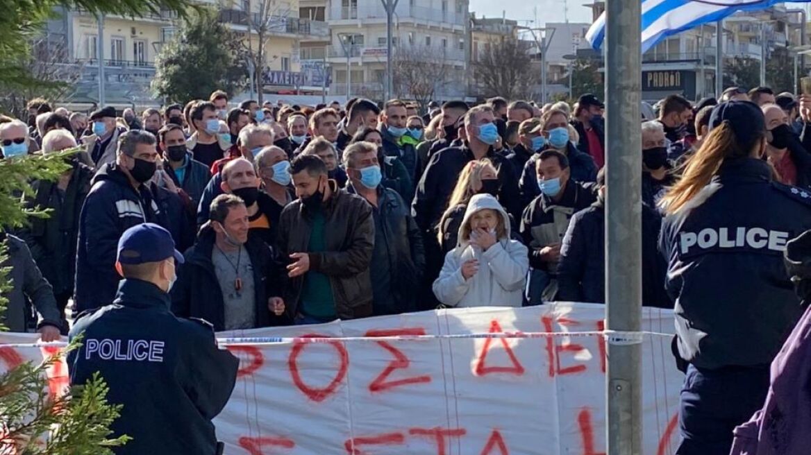 Ορεστιάδα: Συνωστισμός σε συγκέντρωση έξω από το δημαρχείο που επισκέφθηκε ο Νότης Μηταράκης