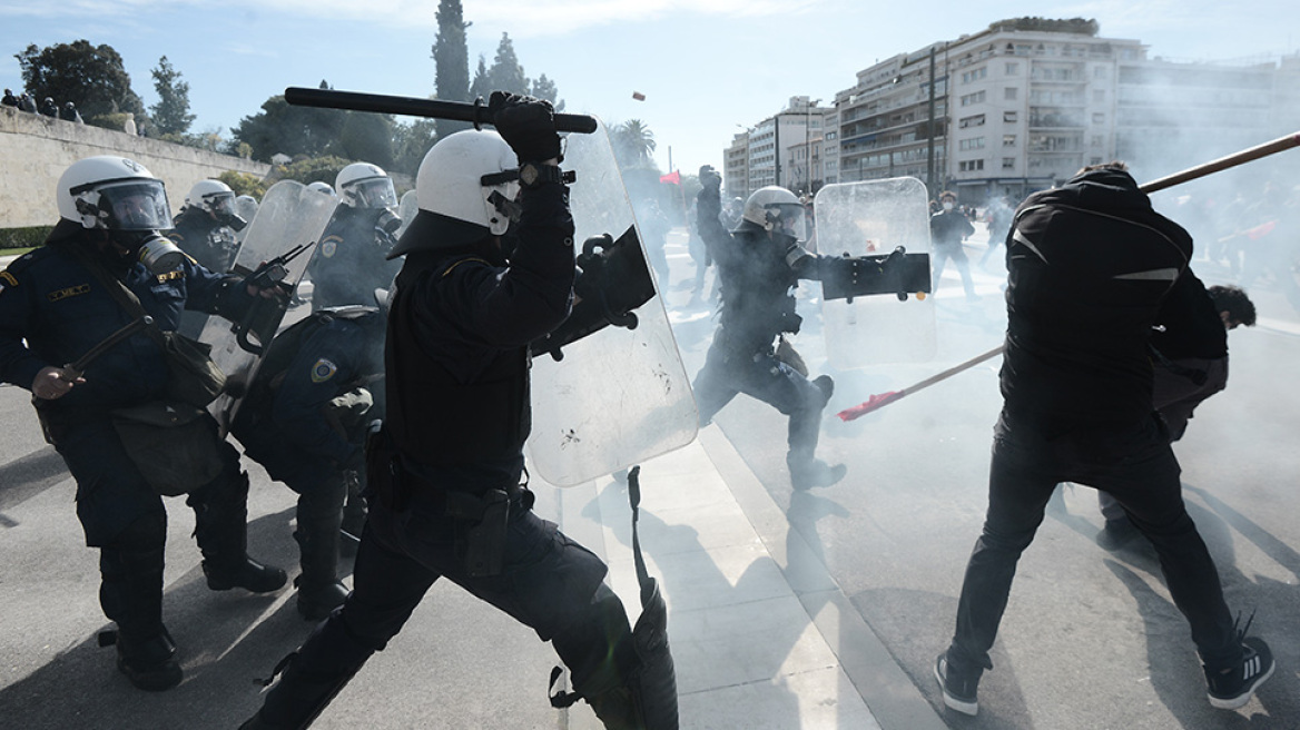 Επεισόδια στο πανεκπαιδευτικό συλλαλητήριο στο κέντρο της Αθήνας  