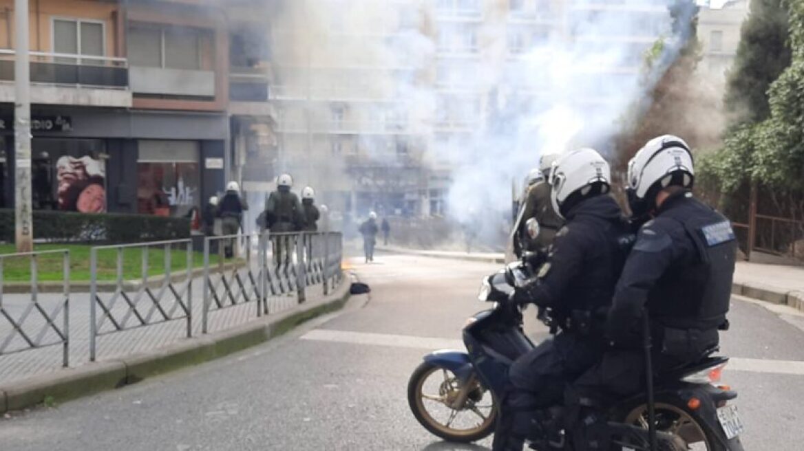 Θεσσαλονίκη: Χημικά στην πορεία των φοιτητών για το εκπαιδευτικό νομοσχέδιο