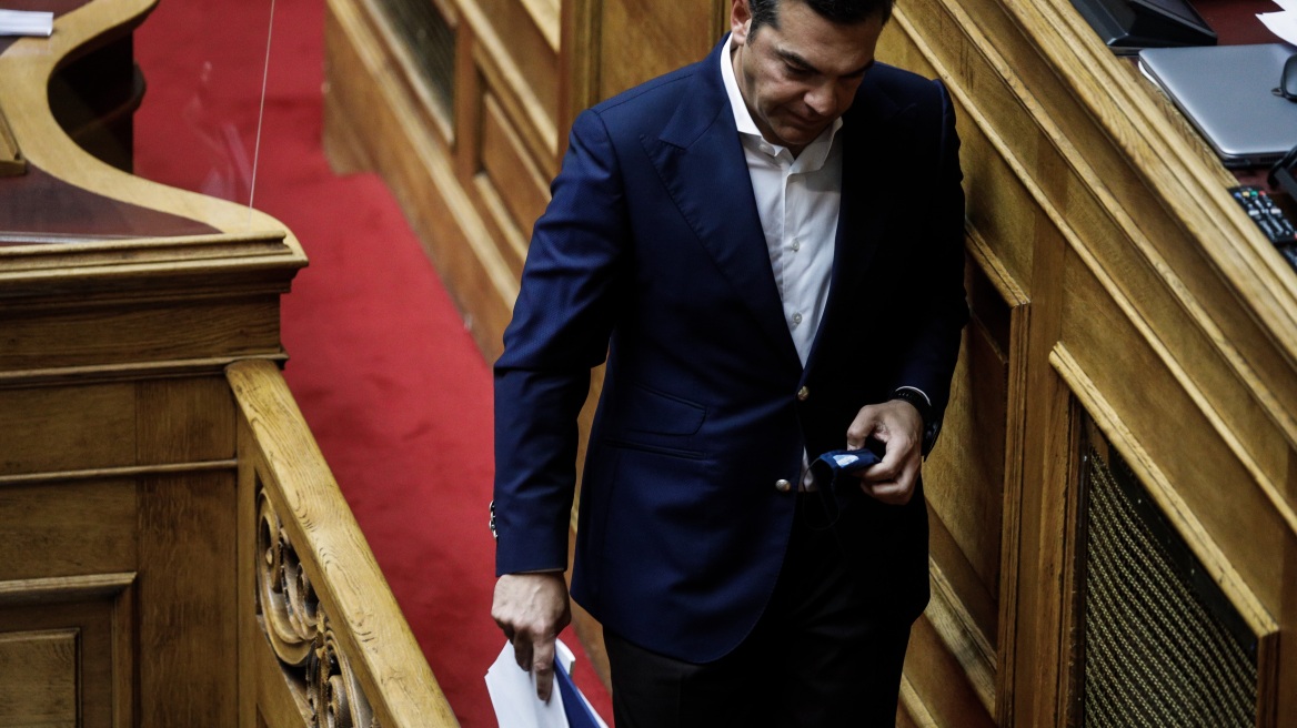 Απρόοπτο στη Βουλή: Εσπασε το μικρόφωνο ενώ μιλούσε o Τσίπρας