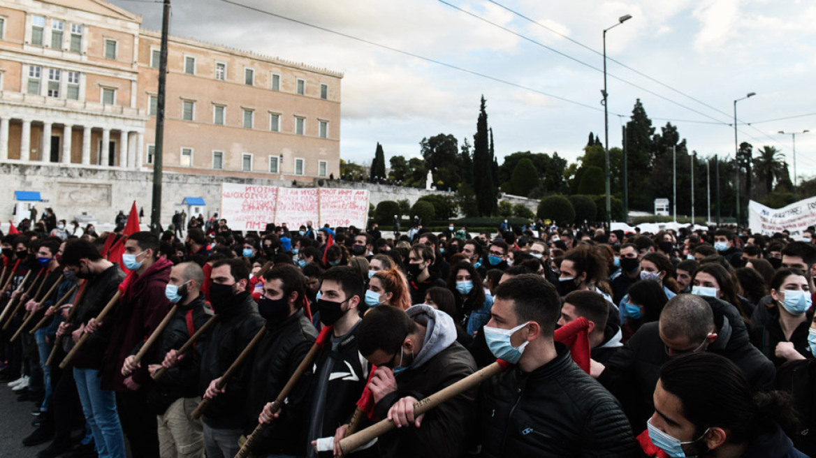 Πανεκπαιδευτικό συλλαλητήριο στην Αθήνα: Ολοκληρώθηκε η συγκέντρωση, άνοιξε το κέντρο για τα αυτοκίνητα