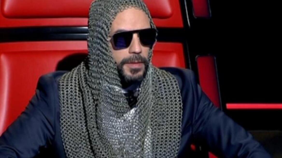 The Voice: Σύγχρονος ιππότης με κοστούμι και γυαλιά ηλίου ο Μουζουράκης για τον τελικό