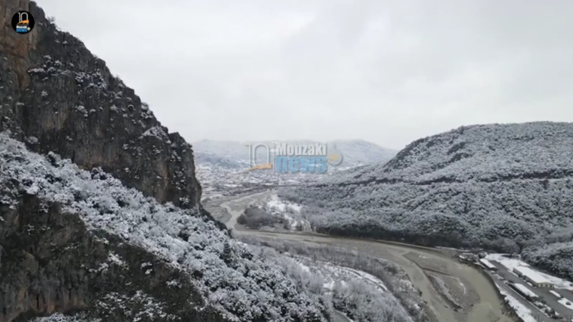 Τρίκαλα: Ένα μέτρο το χιόνι - Πού απαγορεύεται η κυκλοφορία στη Δυτική Θεσσαλία (βίντεο)