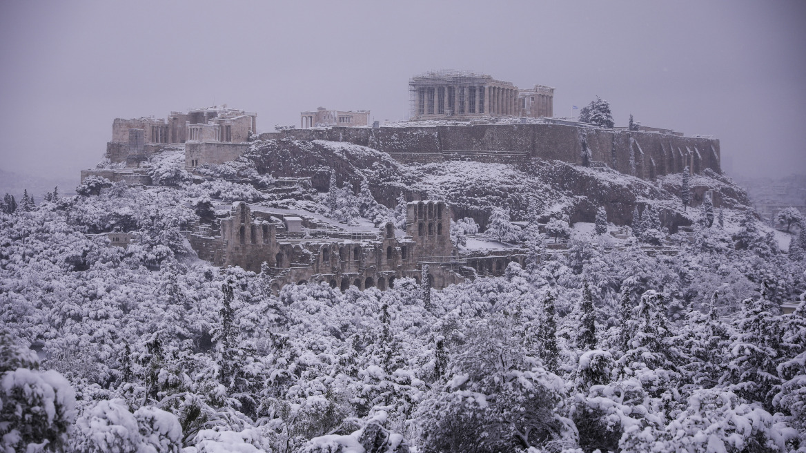 Το χιονισμένο τοπίο στην Αθήνα μαγεύει τους ξένους πρέσβεις 