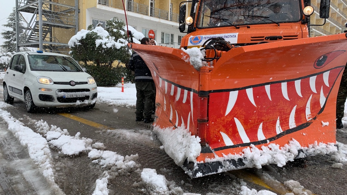 Δήμος Αθηναίων: 37 μηχανήματα επιχειρούν για τον καθαρισμό των δρόμων από το χιόνι