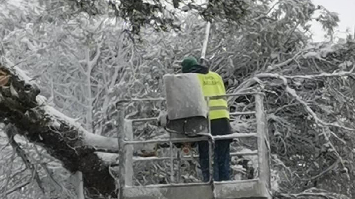 Καρέ-καρέ οι μάχες ενάντια στις διακοπές ρεύματος από τους εναερίτες της ΔΕΗ