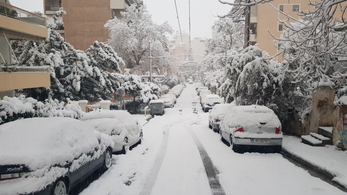 Κακοκαιρία «Μήδεια»: Στα... λευκά οι γειτονιές της Αθήνας - Δείτε βίντεο και φωτογραφίες