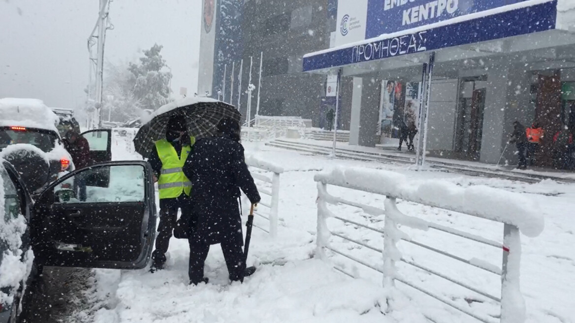 Στα λευκά το εμβολιαστικό κέντρο στο Μαρούσι: Πήγαν πάνω από 150 άτομα παρά την χιονόπτωση