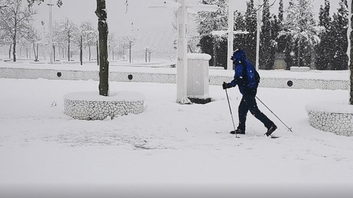 Χιόνια στην Αθήνα-Απίστευτο βίντεο: Πήρε τα χιονοπέδιλα και βγήκε για σκι στο Μαρούσι