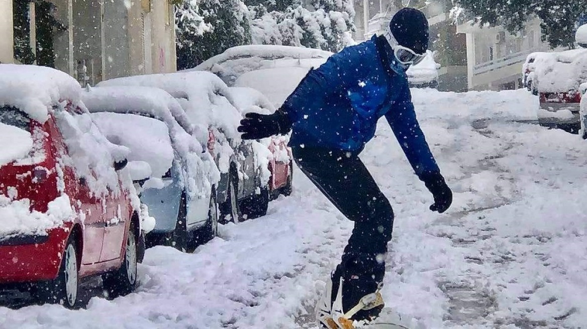 Χιόνια στην Αθήνα: Οι Αθηναίοι βγήκαν για… σκι και snowboard – Δείτε βίντεο και φωτογραφίες