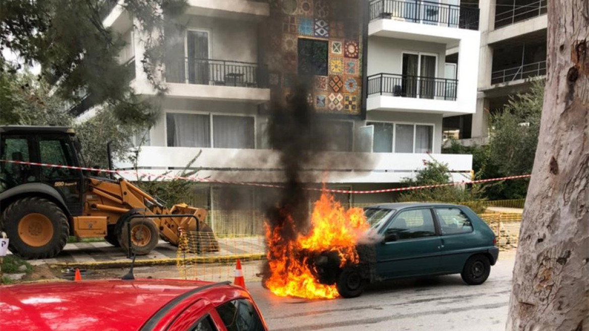 Γλυφάδα: ΙΧ «τυλίχθηκε» στις φλόγες - Γλίτωσαν η ηλικιωμένη και το παιδί που επέβαιναν στο όχημα