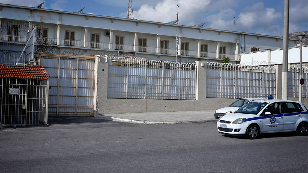 Επιχείρηση της ΕΛΑΣ: Τρεις υπάλληλοι σε κυκλώματα που πουλούσαν κινητά, router και κάρτες sim στις φυλακές