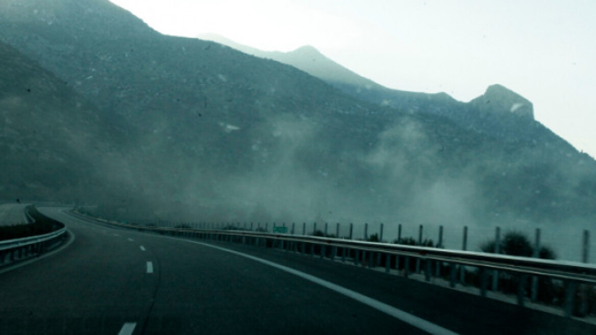 Έκλεισε η Ιόνια Οδός λόγω φωτιάς σε νταλίκα