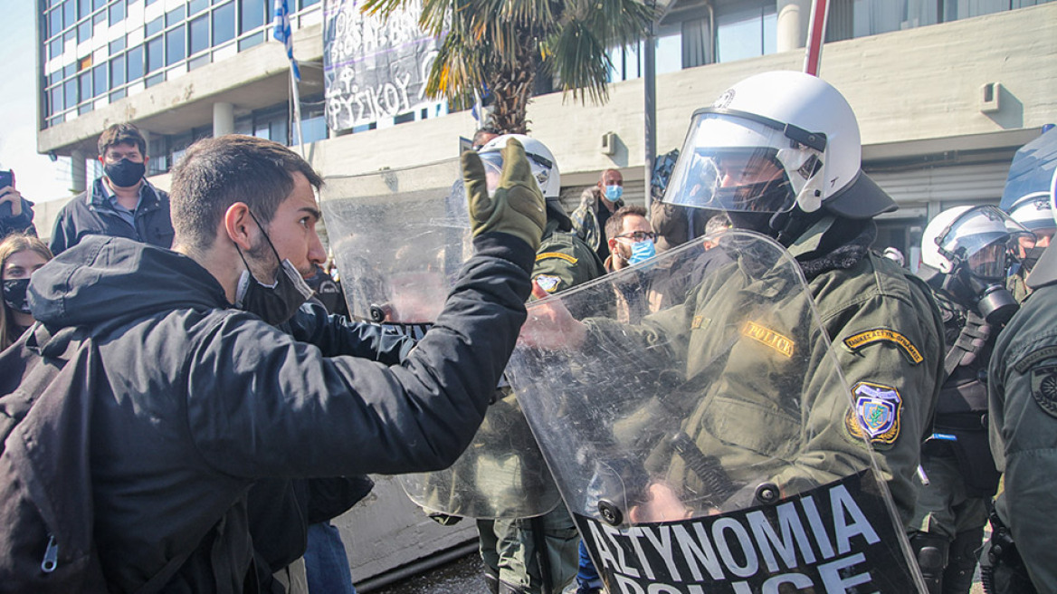 Θεσσαλονίκη: Επεισόδια μεταξύ αστυνομικών και φοιτητών έξω από το ΑΠΘ 