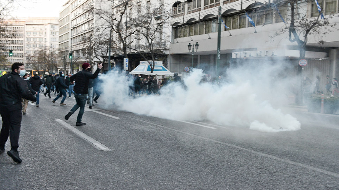 Δείτε βίντεο: Επεισόδια και προσαγωγές στο κέντρο της Αθήνας, στην πορεία για τον Δημήτρη Κουφοντίνα