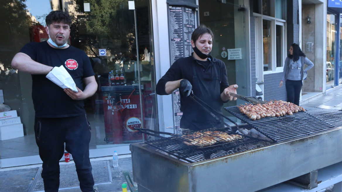 Τσικνοπέμπτη σε καιρό lockdown: Πήραν φωτιά... τα delivery!