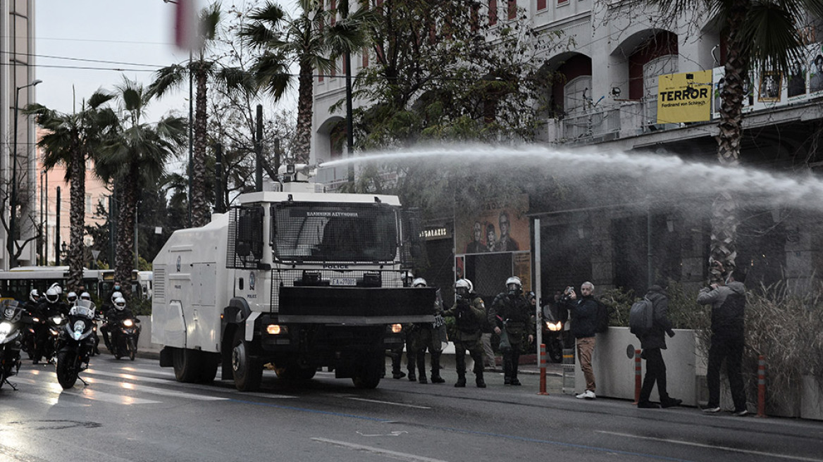 Επεισόδια στη συγκέντρωση για τον Δημήτρη Κουφοντίνα στο κέντρο της Αθήνας