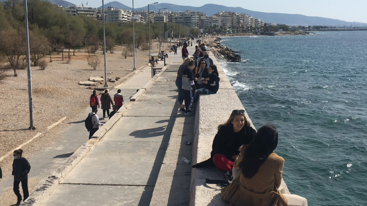 Lockdown: Σε παραλίες και πάρκα οι Αθηναίοι - Ουρές στα σούπερ μάρκετ