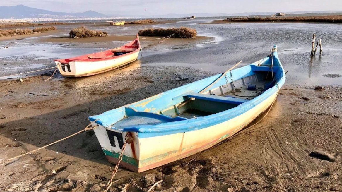 Σπάνιο φαινόμενο: Υποχώρησαν τα νερά από τον Θερμαϊκό Κόλπο μέχρι το Καβούρι και τη Ραφήνα (βίντεο και φωτογραφίες)