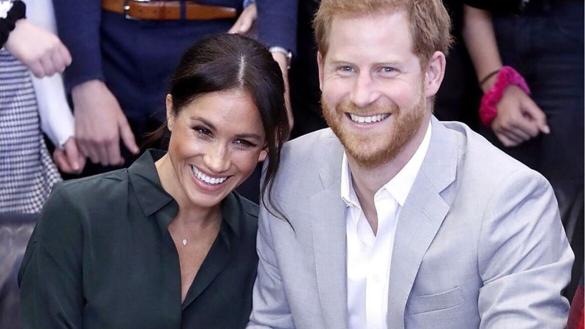 Η τρυφερή ασπρόμαυρη φωτογραφία της Meghan και του Harry, που τους δείχνει ευτυχισμένους με τον γιο τους